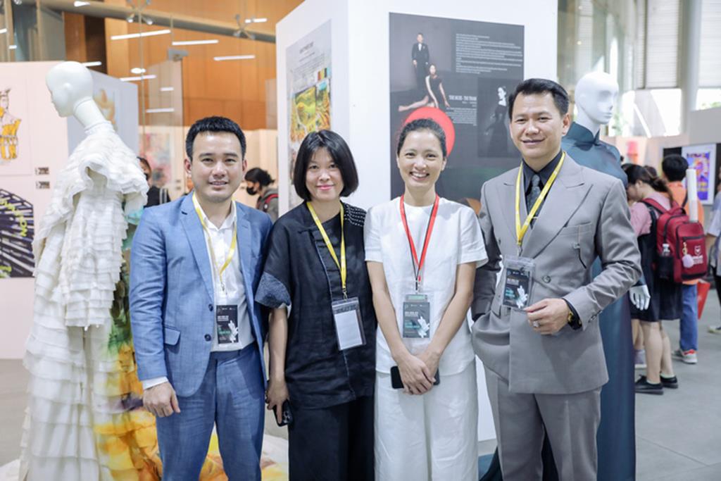Nhà thiết kế Lê Thanh Hòa (bìa trái) và nhà thiết kế Hoàng Minh Hà (bìa phải) tại triển lãm - Ảnh: BTC